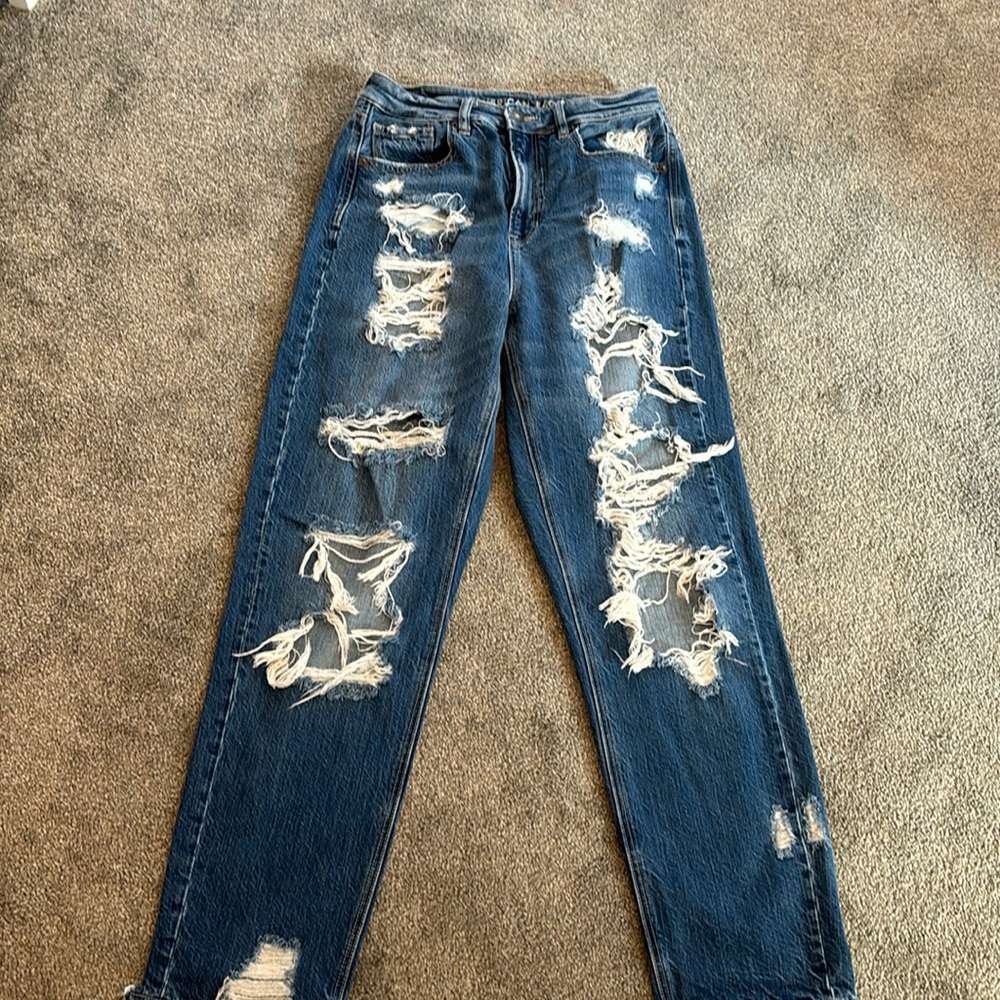 American Eagle outfitters mom jeans